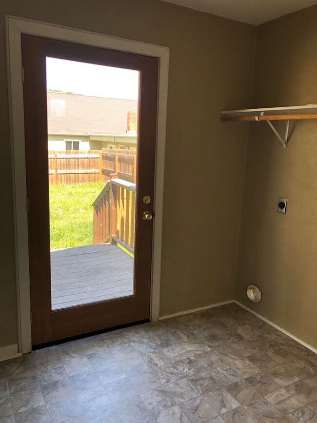 Building Photo - Cute 2 bedroom with garage