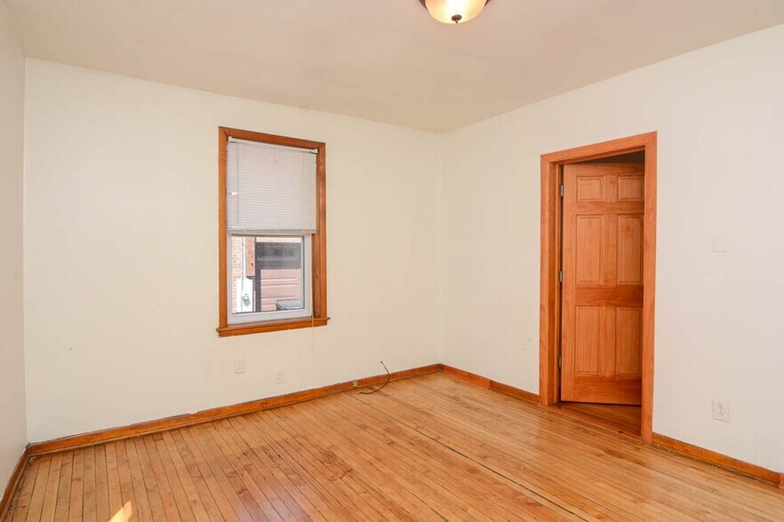 Building Photo - 2622 N Marshfield Ave