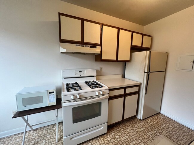 Building Photo - Charming 2 BR/1 BA Condo in Silver Spring!