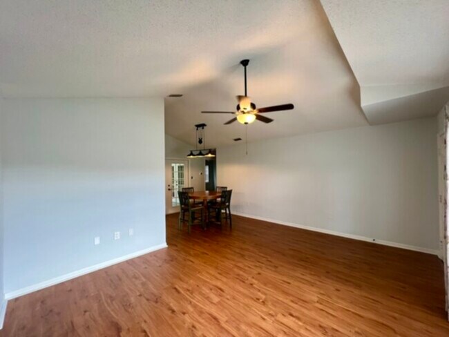 Building Photo - Beautiful 3 Bedroom, 2 Bath Home in Sanfor...