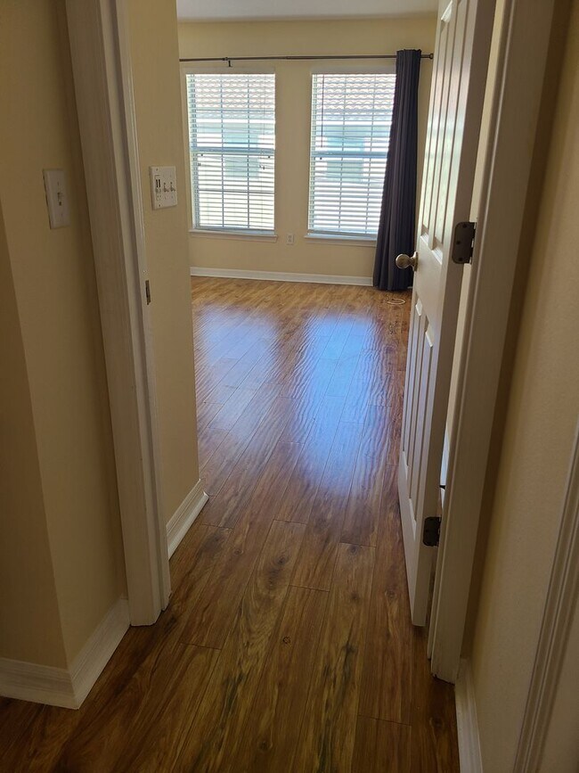 Building Photo - Spacious 3br 2.5ba Townhome in North Saint Petersburg