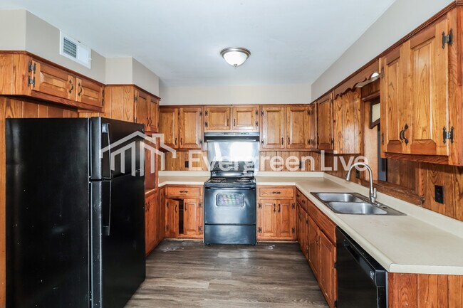 Building Photo - 5597 Forsyth Dr