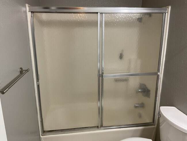 Building Photo - Charming 2-Bedroom Unit in a Well-Maintained 4-Plex!