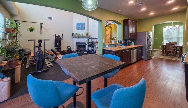Building Photo - 2025 Stubbs Dr