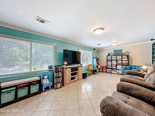 Building Photo - 2829 Goldenrod Cir E