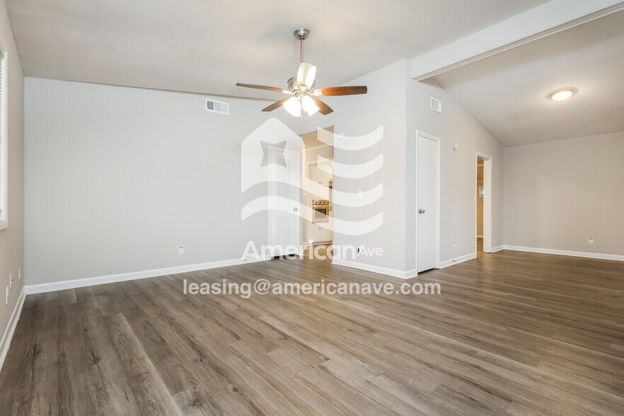 Building Photo - 2410 Broadmoor Dr