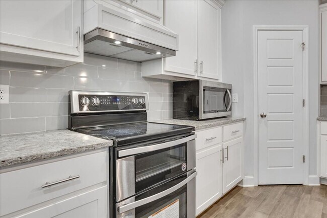 Building Photo - 1883 BEAUTIFUL HOME