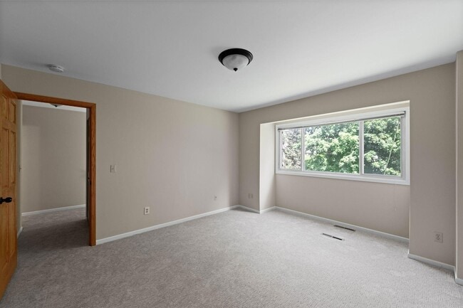 Building Photo - 304 Pondridge Cir