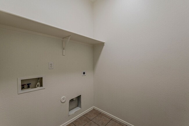 Building Photo - 3 Bed 2 Bath - New Kitchen Appliances\Carp...