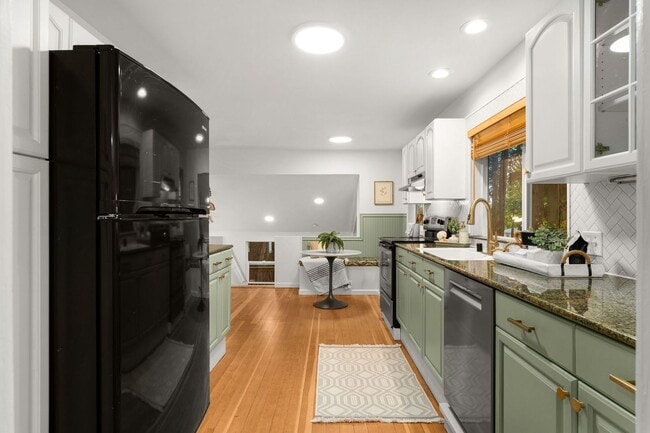Building Photo - Charming 3 Bed / 1.75 Bath Craftsman-Style...