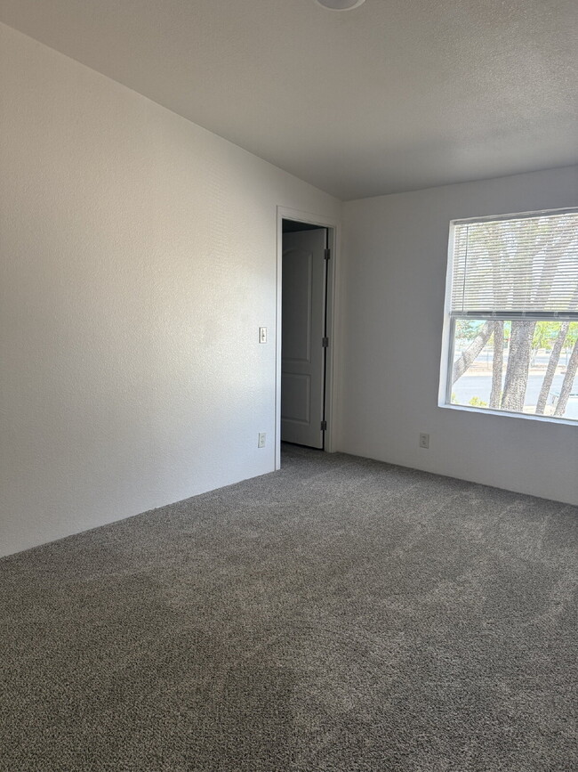 Building Photo - 841 S 11th Dr