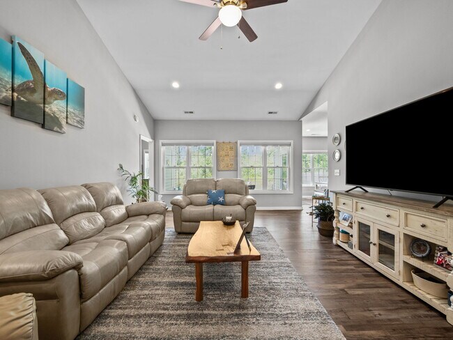 Building Photo - 512 Hazelwood Dr