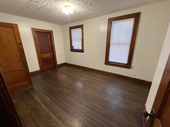 Building Photo - 3 Bedroom 1 Bathroom Single Family Home Wh...