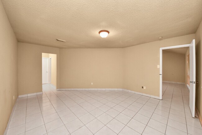 Building Photo - 10711 Forest Leaf Dr