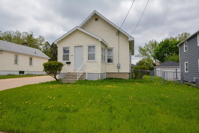 Building Photo - Cute pet friendly home with fenced yard!