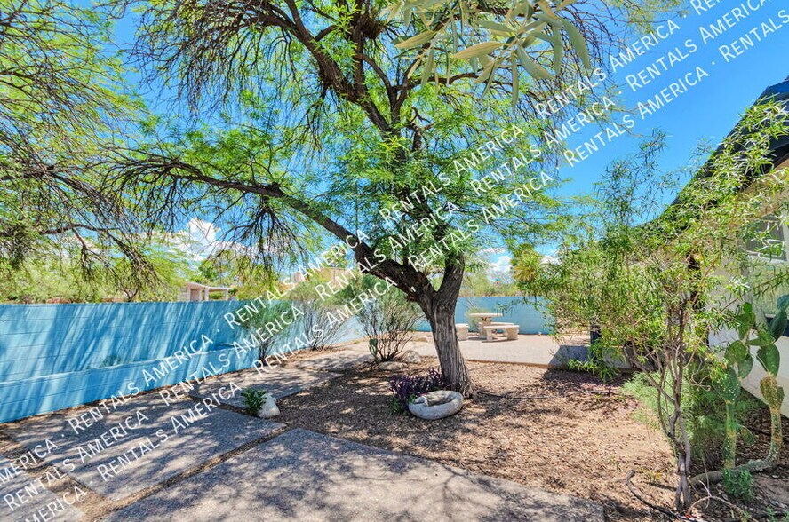 Building Photo - 3733 N Mountain Ave