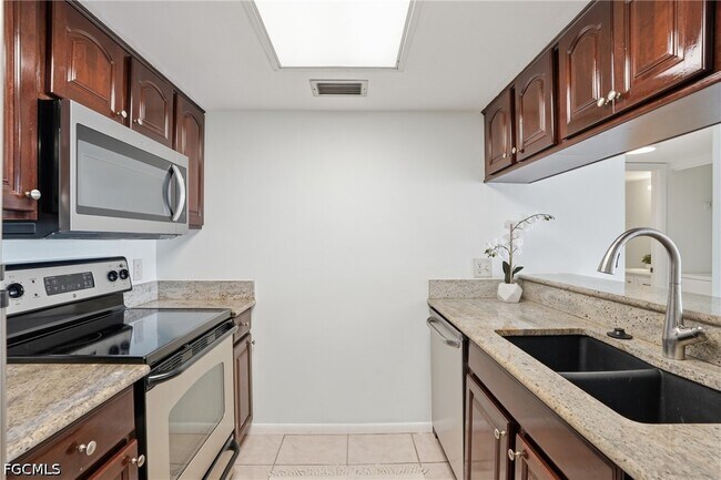 Building Photo - 2885 Palm Beach Blvd