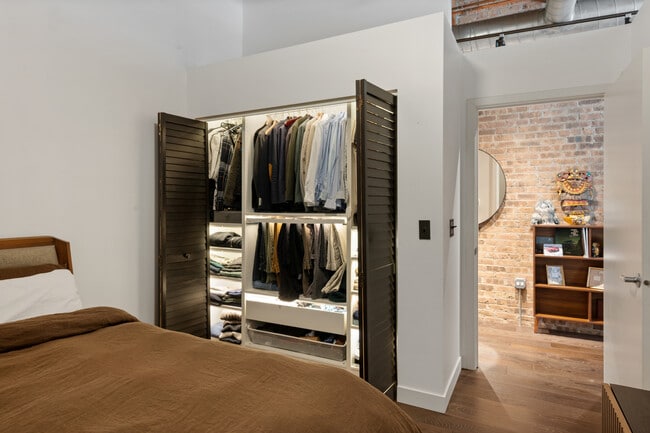 Building Photo - 1040 W Adams St