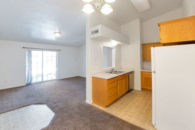 Building Photo - 3 Bedroom Top Floor Orem Condo w Awesome Amenities!