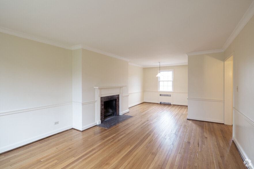 P Floor Plan - 1BR, 1BA - 885SF - Living Room - Dutch Village Apartments