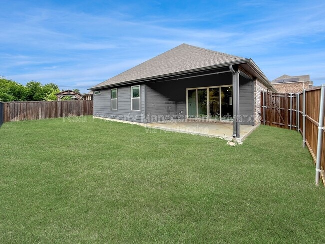 Building Photo - 579 White Water Dr