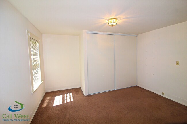 Building Photo - $2095 - Rose Garden Junior 1 Bedroom Apart...