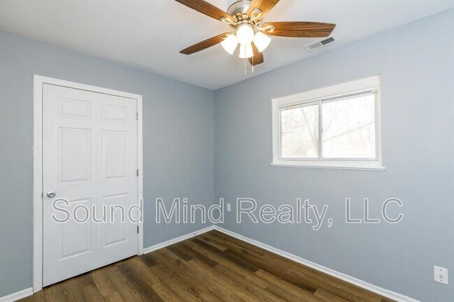 Building Photo - 2624 Sanderford Rd