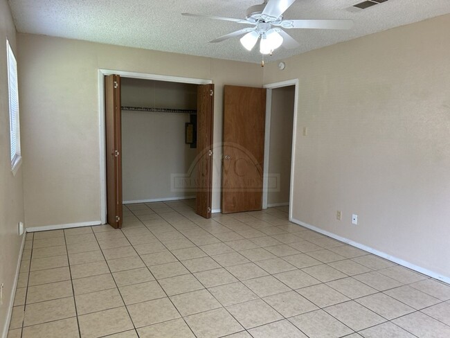 Building Photo - 2110 Hinkle Ave