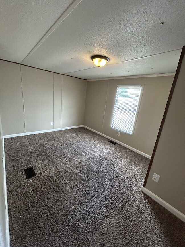 Building Photo - 405 Debby St