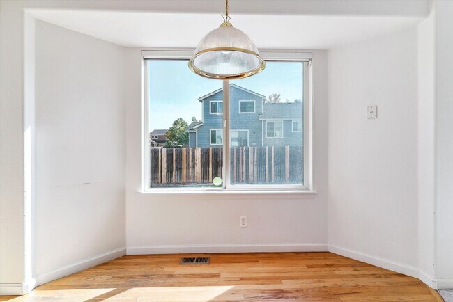Building Photo - Spacious 3 Bed, 2.5 Bath Home In Sterling ...