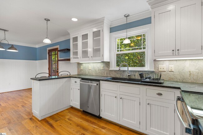 Building Photo - 112 N Rockview Dr