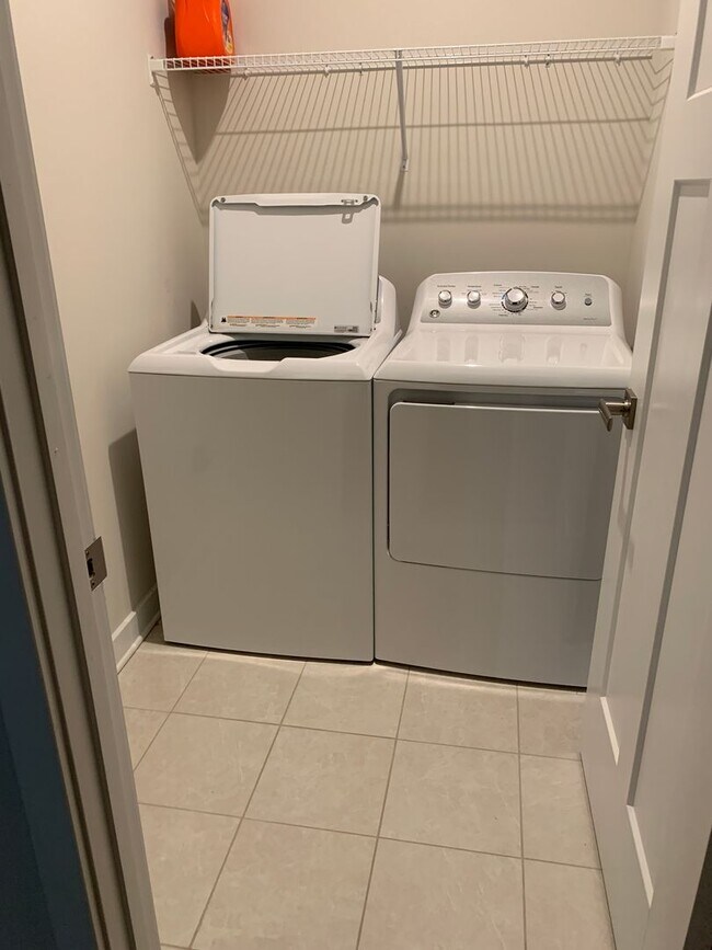 Building Photo - AUGUST SPECIAL!!! 4-bedroom, 3.5-bath town...