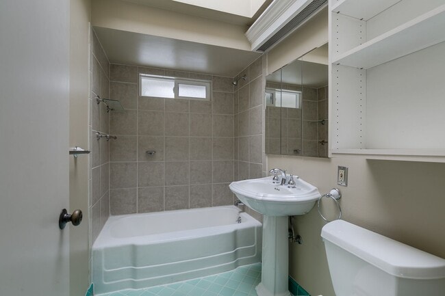 Building Photo - Seattle Home with HUGE yard in a Great Nei...