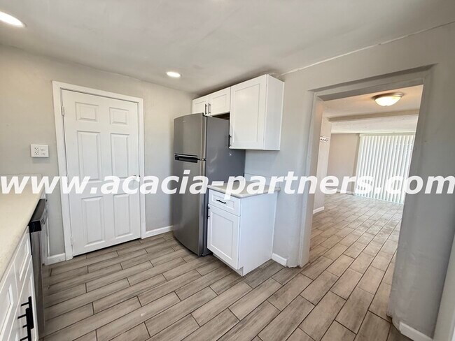 Building Photo - 2 Bedroom home on a large lot