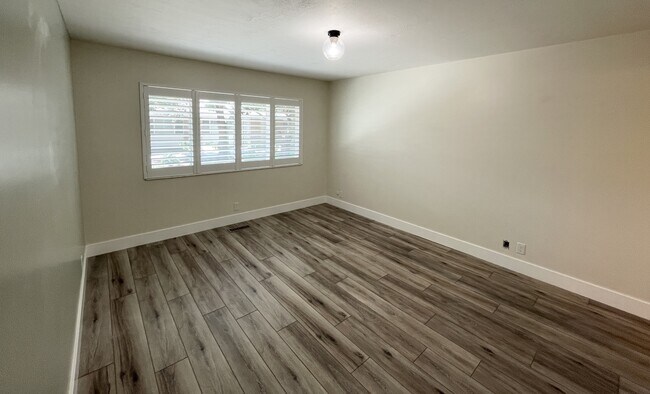 Building Photo - 852 E Three Fountains Dr