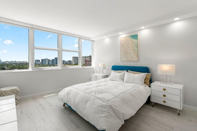 Building Photo - 2030 S Ocean Dr