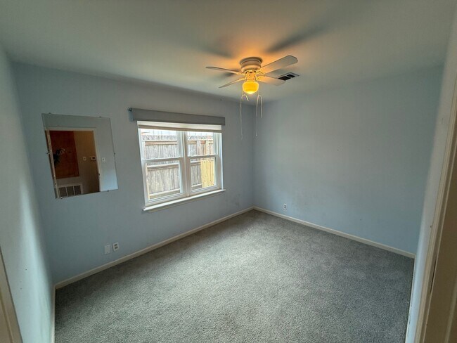 Building Photo - 7 Maple Ln