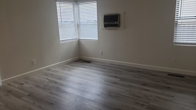 Building Photo - NICE 3 BED/2.5 BATH/2 CAR GARAGE/1590 SQ. ...