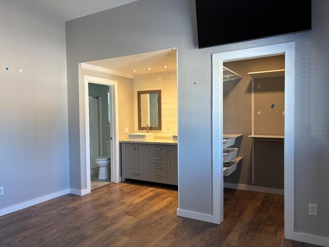 Building Photo - 430 Inverness Way