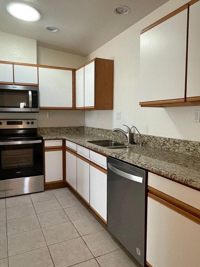 Building Photo - LAKE1335