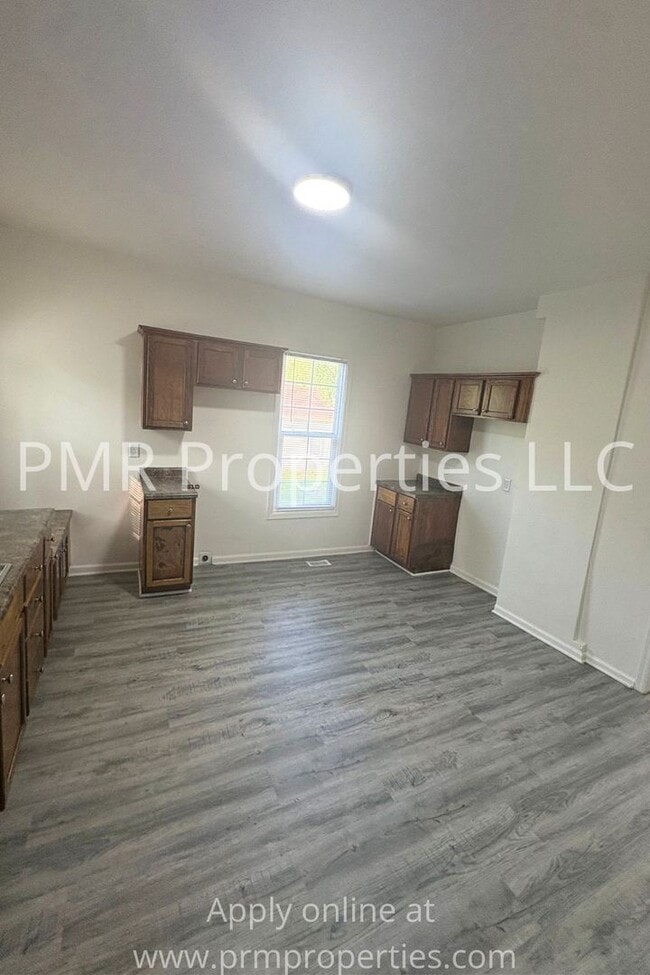 Building Photo - 3 Bedrooms / 1 Bathroom House