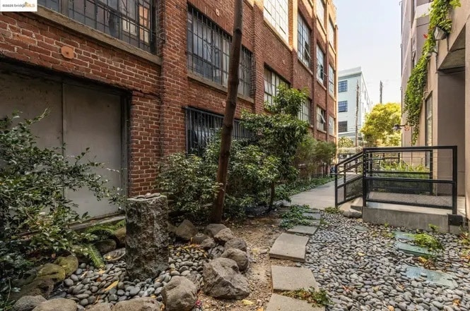 Building Photo - 288 3rd St