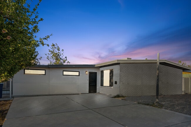 Building Photo - 1612 E Gaylon Dr