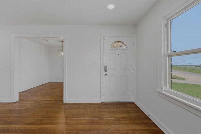 Building Photo - 2020 NE 30th St