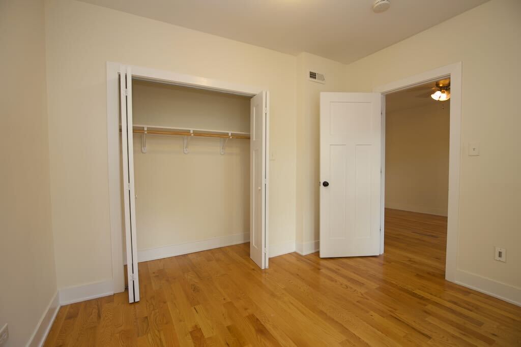 Building Photo - 1450 W Byron St