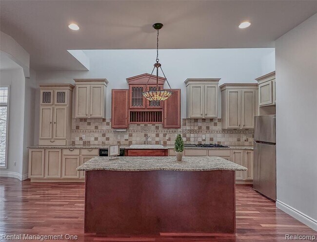 Building Photo - 5742 Putnam Dr