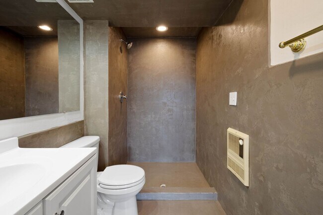 Building Photo - Ready for move in! Check out this RENOVATED 3 bedroom in BROOKLINE! UNBEATABLE LOCATION!