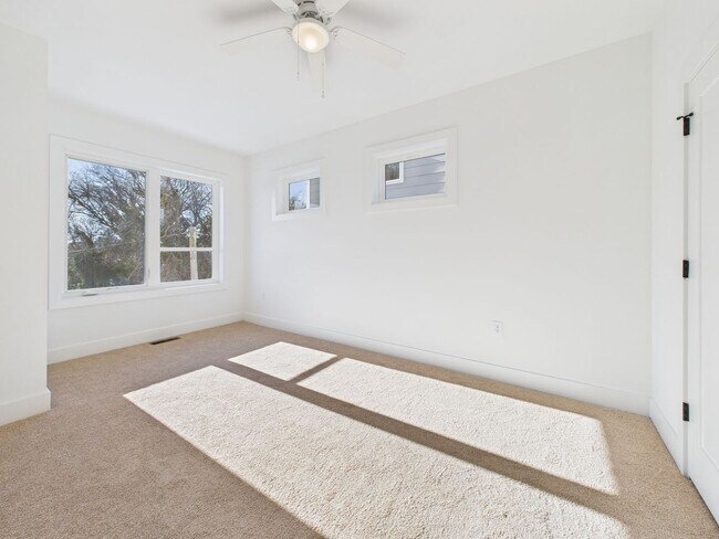 Building Photo - 907 Bainbridge St