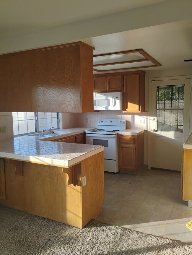 Building Photo - By appointment only. Do not disturb occupants. Apply now to schedule a viewing.