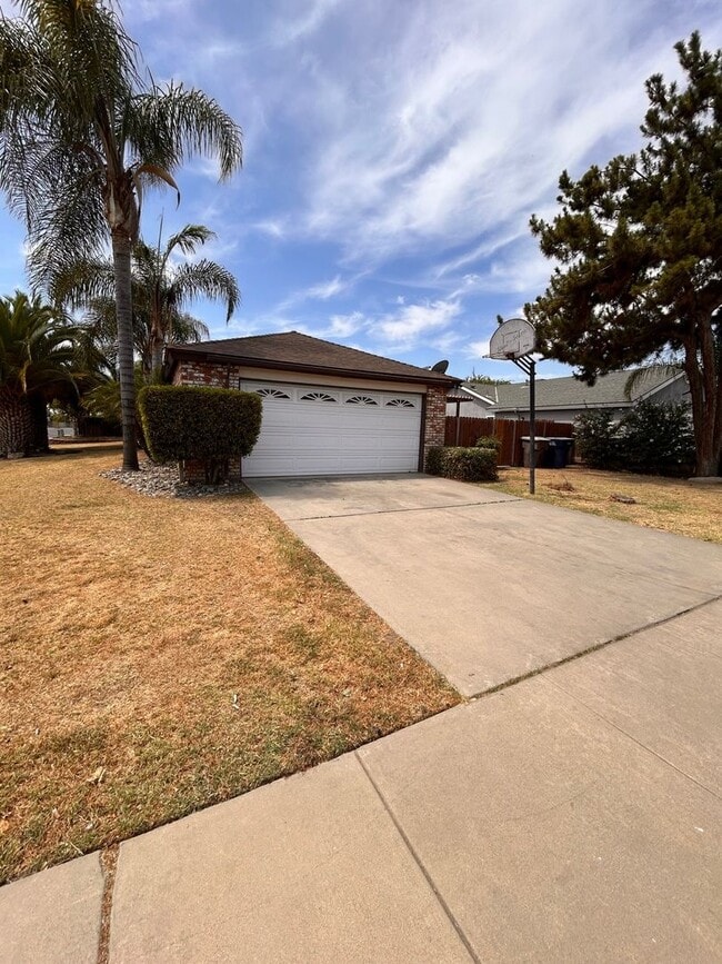 Building Photo - Cute home for rent in Tulare
